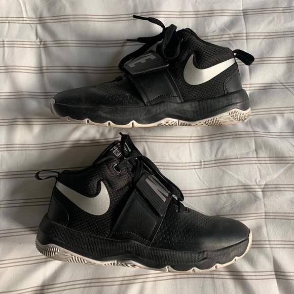 Nike Team Hustle D8 High Top Basketball Shoes 6Y - Picture 2 of 5